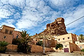 Marocco meridionale - Escursione a piedi nei pressi di Tafraoute - Agard Oudad  e la 
 roccia chiamata 'il cappello di Napoleone'. 